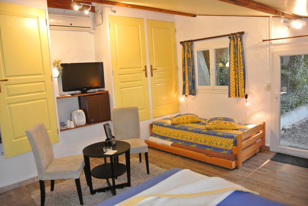 Bed and Breakfast La Vieille Bastide Flayosc Exterior foto